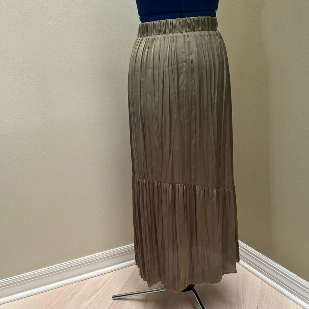 Zara NWOT maxi crinkle pleated skirt. Size L. Elastic 32" waist.